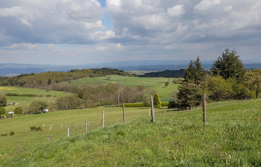 Les Monts du Forez depuis la table d'orientation de Marols, Loire.